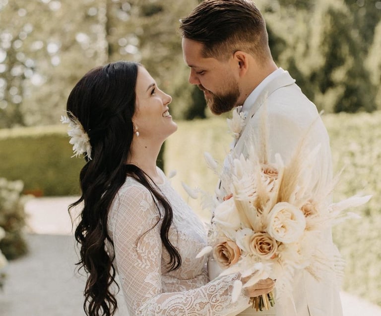 jeune couple de mariée prenant des photos le jour de leur mariage