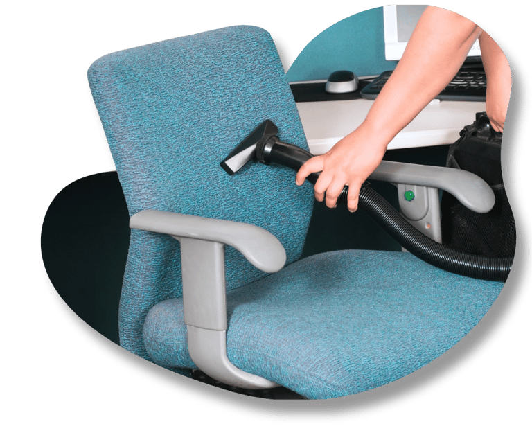 cadeira azul recebendo o tratamento de limpeza