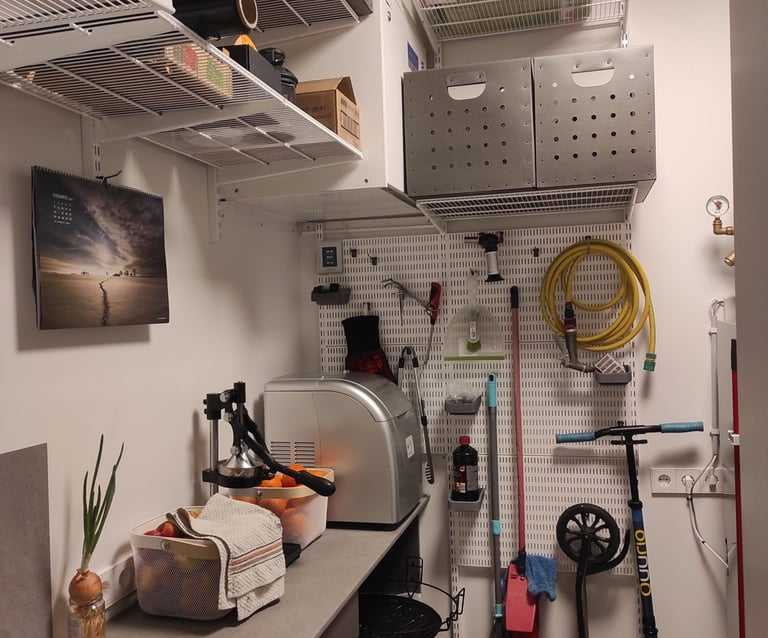 Elfa sandėliuko sistema | Elfa dark room | lentynu-sistemos.lt