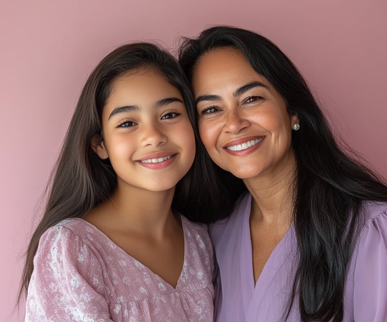 Fotografía de una madre y su hija sonriendo a la cámara 