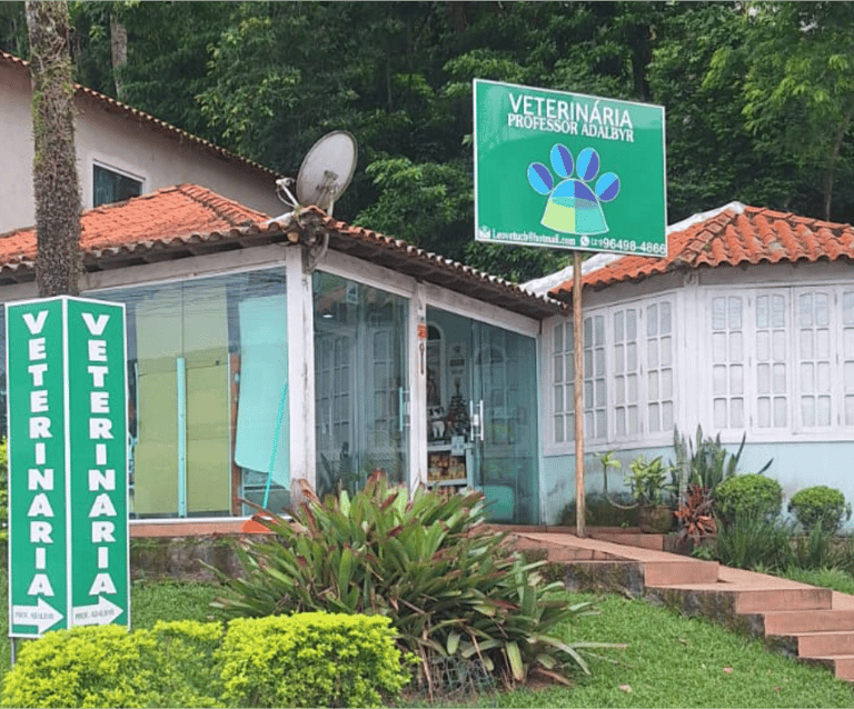 Fachada da Clínica Veterinária Professor Adalbyr em Mangaratiba, Dr. Leonardo Monteiro