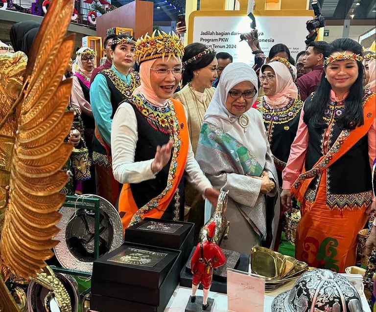 Kunjungan Ibu Wapres ke stand NBAS Kotagede sebagai perwakilan pengrajin logam
