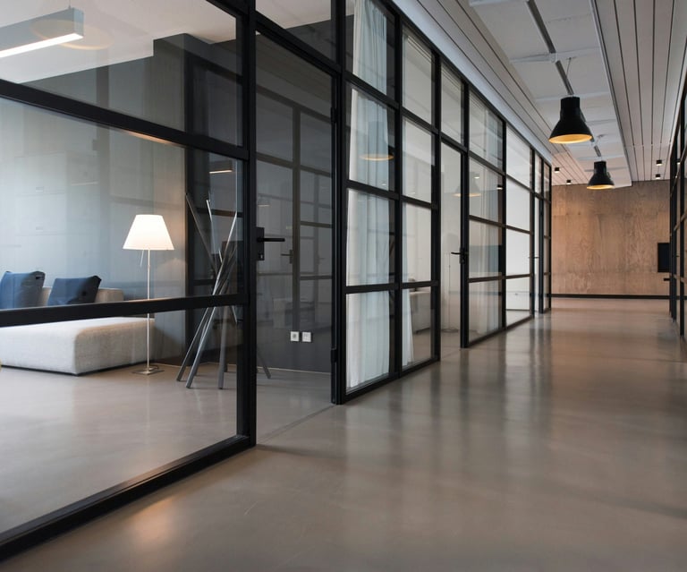 Sesión de estrategia con CMO fraccional para priorizar objetivos, canales y mensajes