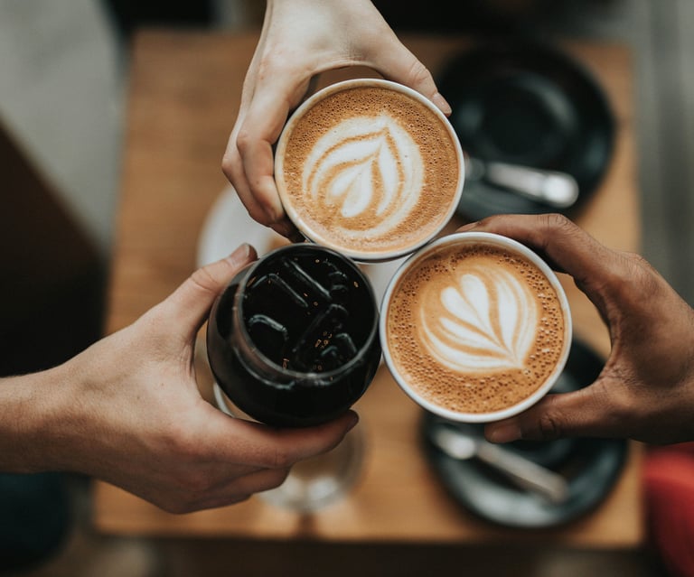 Ejemplo de cuadro de mando con KPIs de marketing y ventas para medir impacto