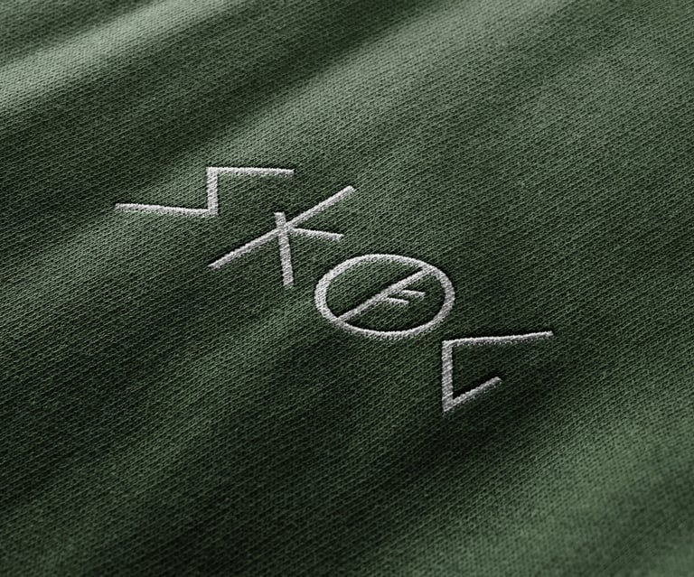 Eksempel på Skog-selskaps broderte logo på stoff