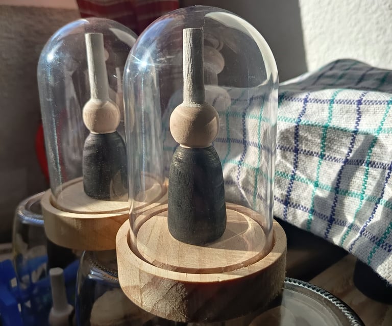 Bigoudène sur aimant, sous cloche, socle en bois.