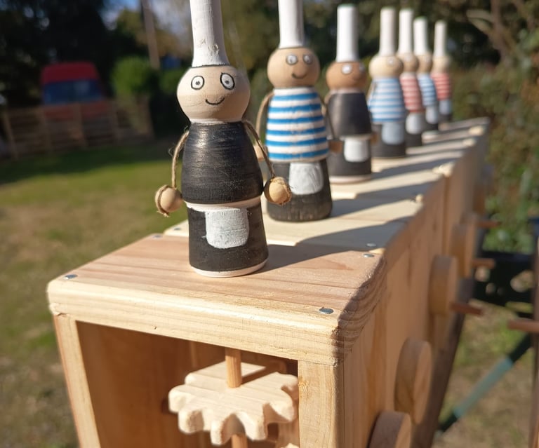 Bigoudènes en bois sur mécanisme type engrenage.