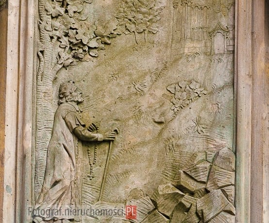 Kolejna płaskorzeźba ukazuje świętego wspierającego się na kosturze, idącego pątniczą ścieżką.