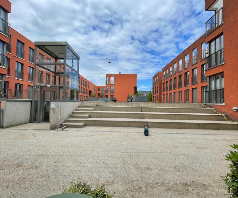 Reiniging en voegafdichting van betonnen trap in Eindhoven