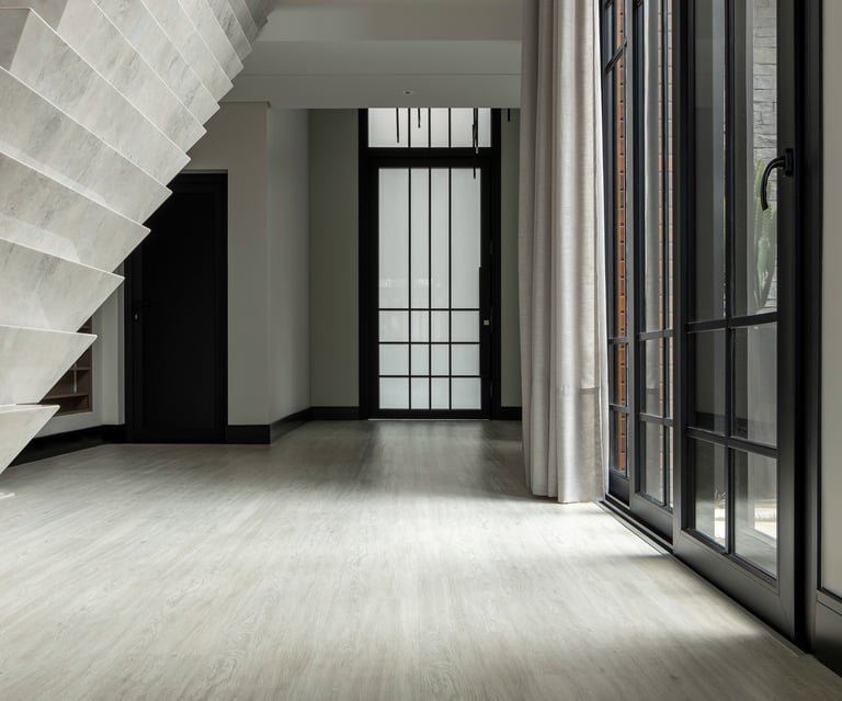 ambiente residencial piso vinilico claro e cortina wave