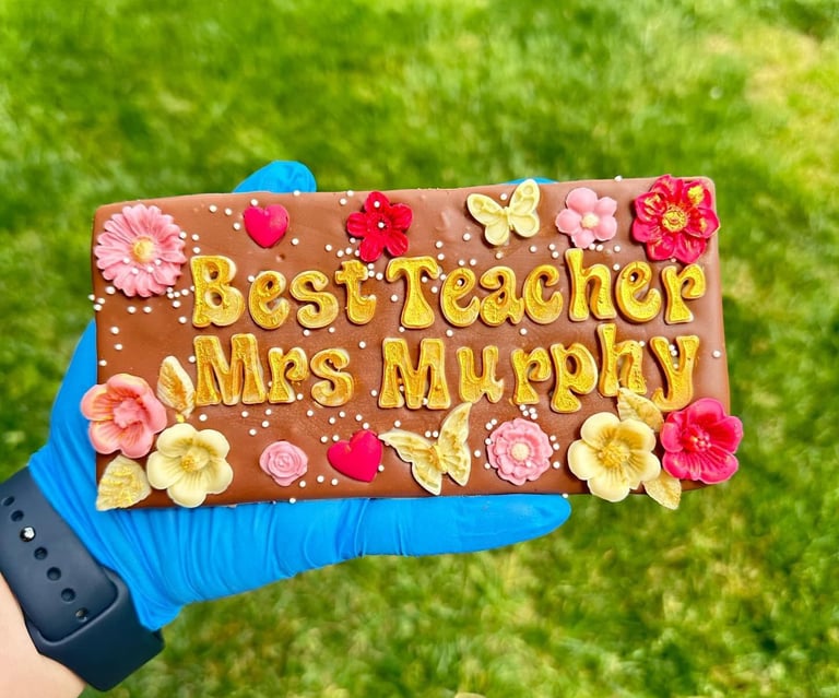 Create your own unique Cakesicle and Chocolate creations.