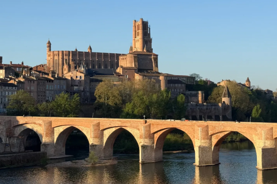 vue du pont vieux d'albi avec la cathédrale sainte cecile en fond