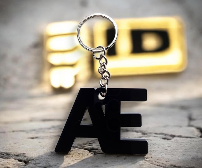 Llavero acrílico en negro personalizado con las iniciales AE