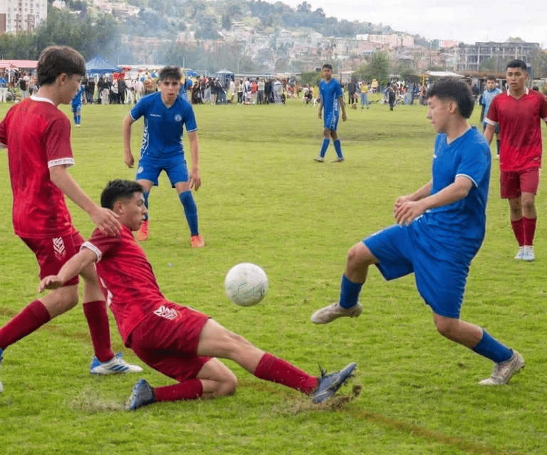 Competencia y partidos de fútbol para niños en Bogotá
