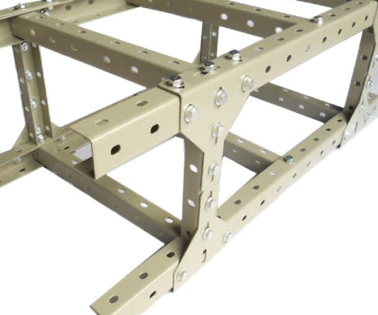 una estructura de metal con una escalera de cable