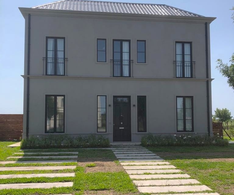 Una casa con un camino de piedra y un camino de piedra que conduce a una casa.