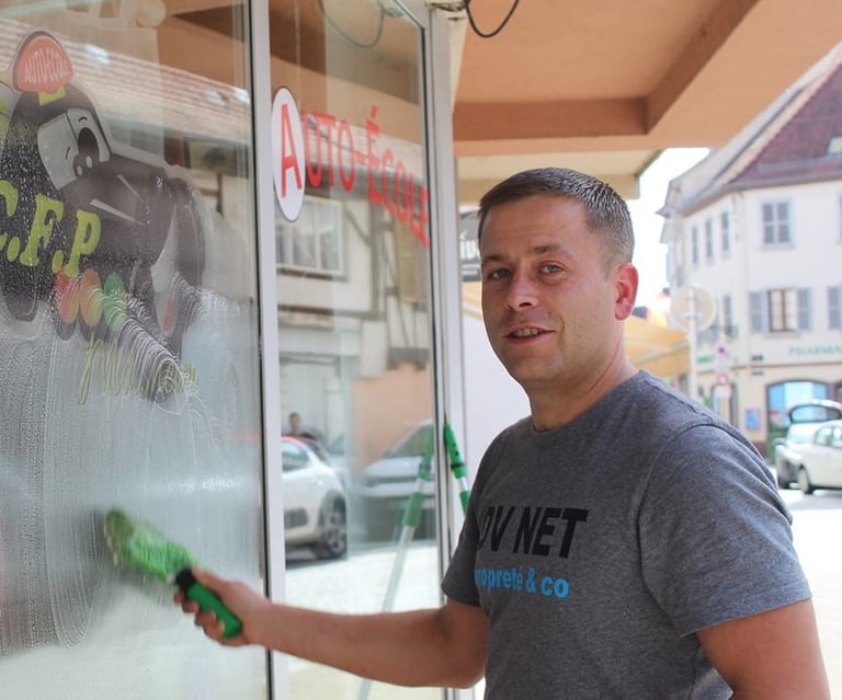 David Vorwerk. DV NET, votre expert en nettoyage de vitres et services professionnels à Molsheim