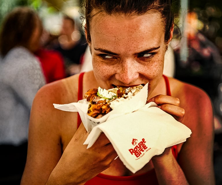 "Proyecto de branding y universo visual juvenil para la marca gastronómica Royal Bite."