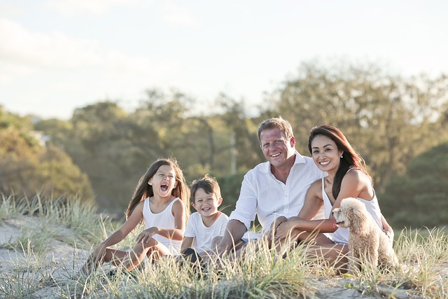 una familia de cuatro personas sentada en el campo