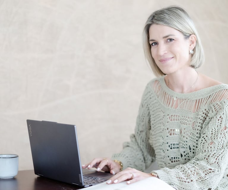 Professional portrait of therapist Yvonne, looking warm, calm and approachable