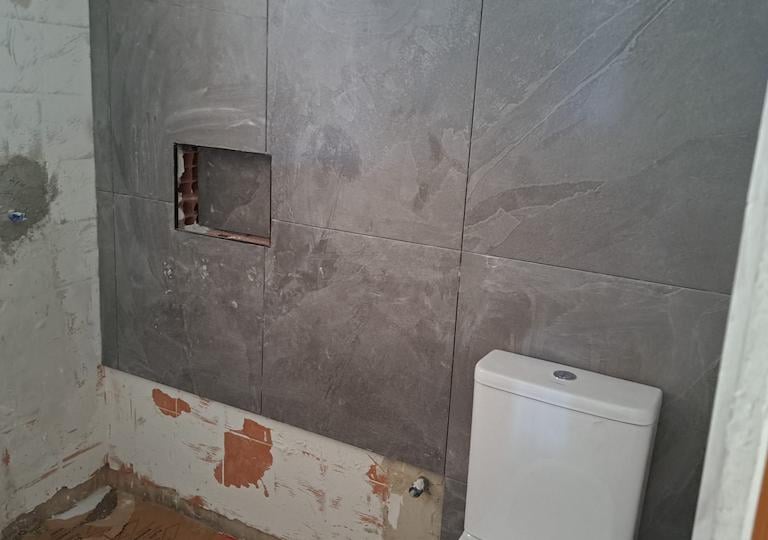 Wandfliesen bereit zur Verfugung im Badezimmer in La Marina, San Fulgencio