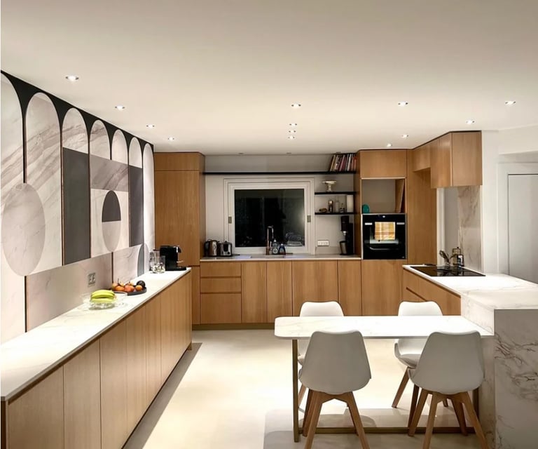 Cuisine moderne ouverte avec îlot central bois et plan de travail blanc - nettoyage particuliers