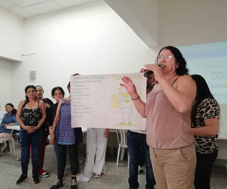 Personas exponiendo una idea de negocio