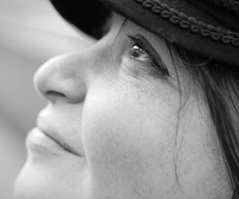 Portrait d'une femme, naturelle, levant les yeux au ciel , 