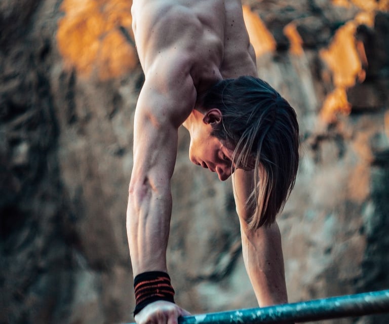 Una imagen general que represente a adultos practicando diferentes disciplinas de gimnasia, como cal
