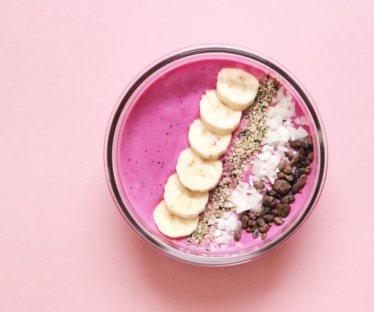 bowl-sain-petit-déjeuner-équilibré-banane-rose