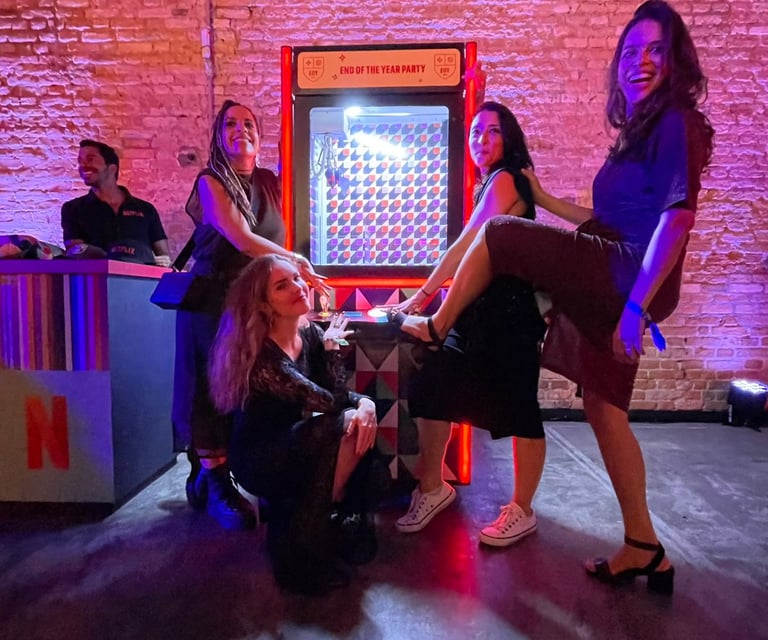 pessoas interagindo na grua pega brinde da R.A Players