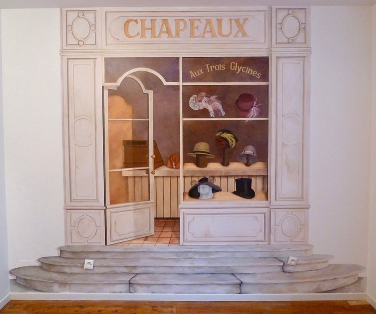 Mur intérieur peint avec une fresque représentant une boutique à chapeaux, seuil en fausse pierres.