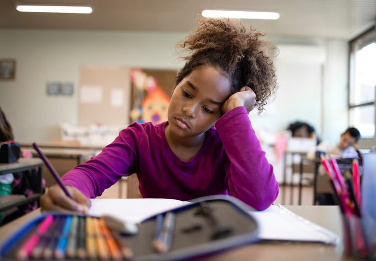 fille qui a du mal à écrire démotivée en difficulté scolaire
