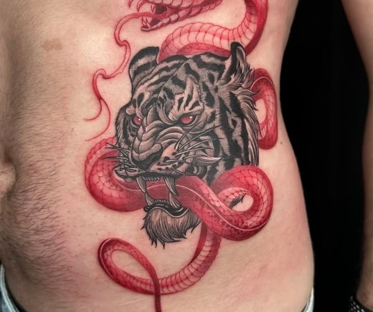 Tatuagem colorida de tigre e cobra.