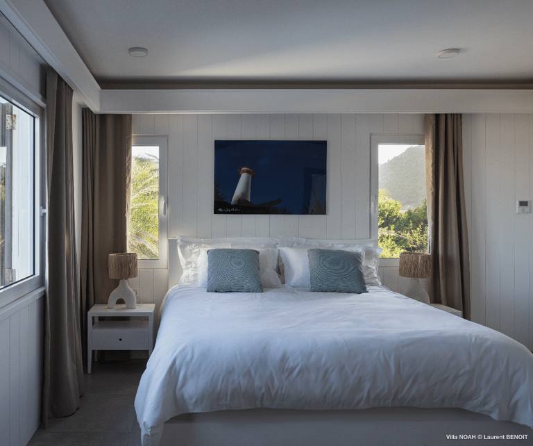 la chambre avec lit king-size à villa noah st barths vue mer plage de st jean