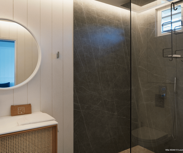 chambre vue piscine avec sa salle de bain privée à la villa noah