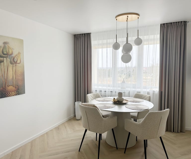 naktinės veliūro užuolaidos ir skaidrus tinklelis