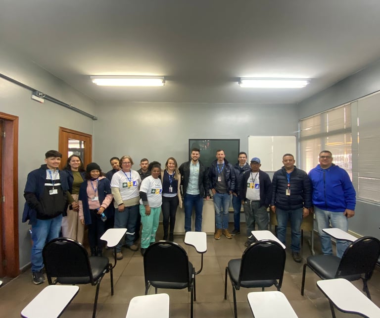 Capacitações personalizadas no ambiente da empresa, com foco operacional e certificação.