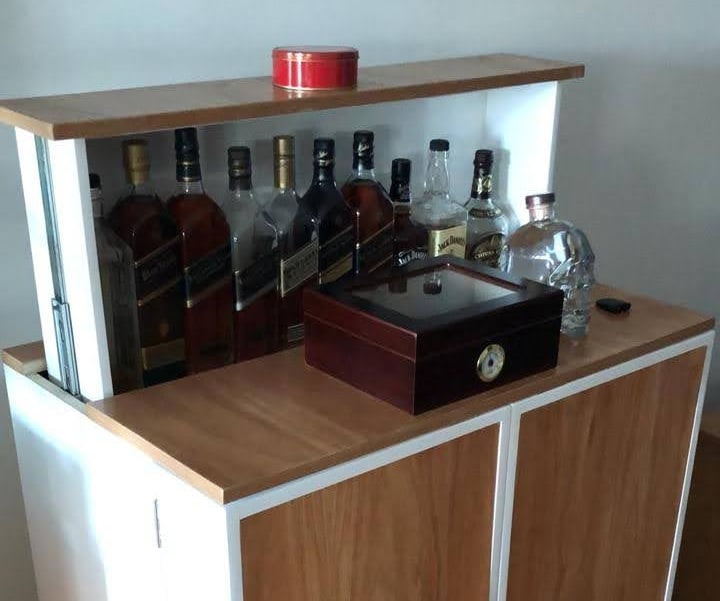 bar con sistema de elevación para botellas