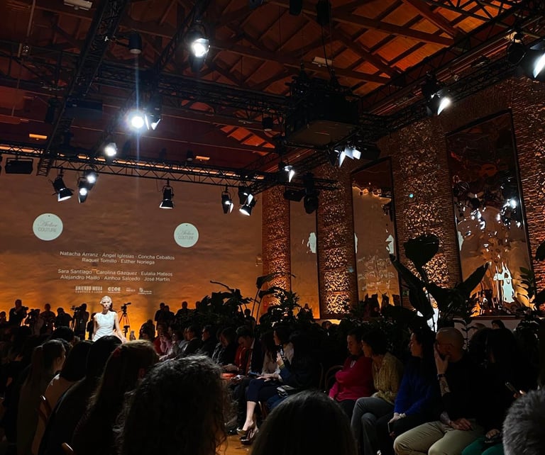 Javi Lucena gestionando redes sociales en desfile de moda de Atelier