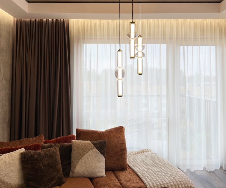 tamsios užuolaidos derančios su interjeru