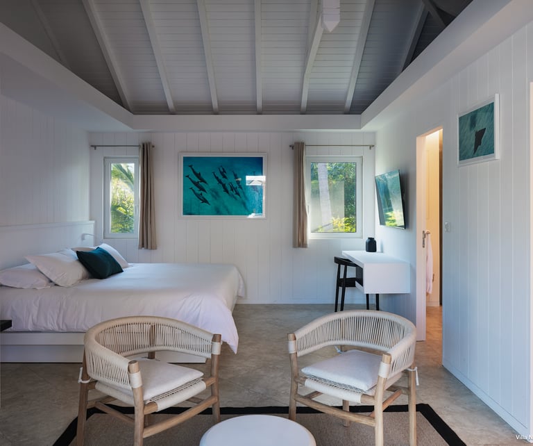 chambre vue piscine avec sa salle de bain privé à la villa noah st barth st jean