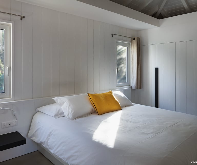Chambre lit king size avec sa salle de bain privée à la villa noah sur la plage de st jean st barth