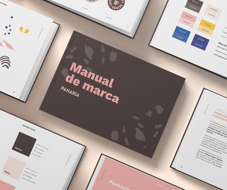 Imagen mostrando distintas páginas del manual de marca de Panaria