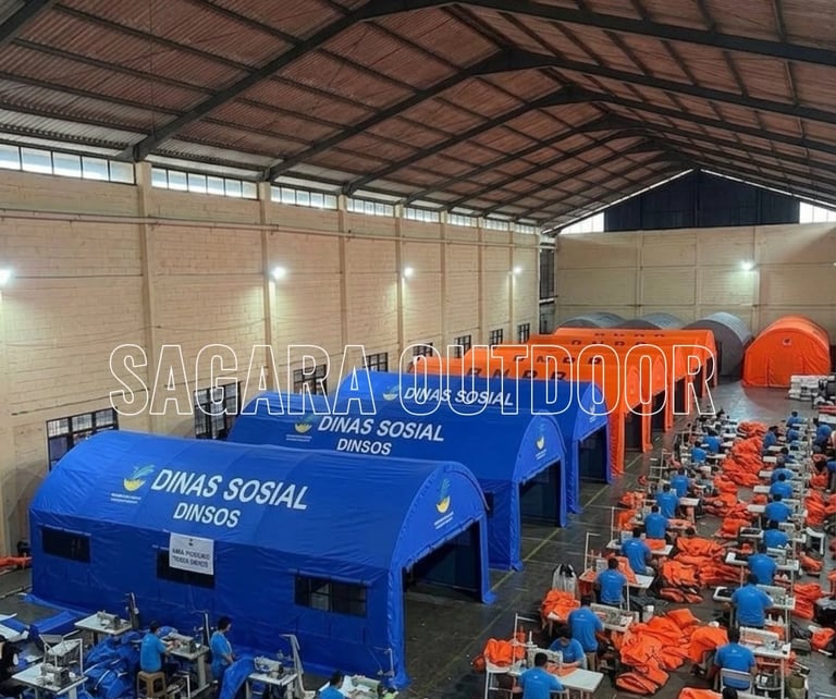 Fasilitas manufaktur Sagara Outdoor memproduksi tenda bantuan bencana Dinas Sosial berwarna biru