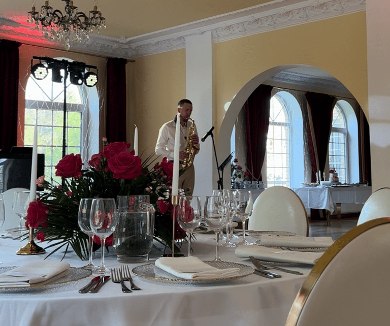 Saksofono muzika pasitinkant svečius šventės vietoje