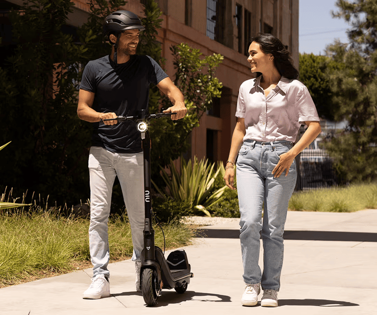 patinete electrico Niu KQi3 con dos personas