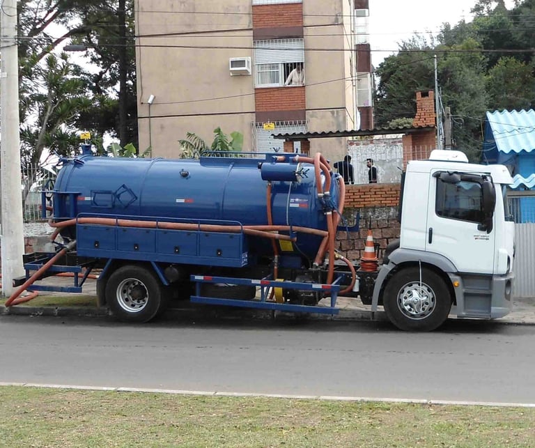 caminhão combinado de sucção e hidrojateamento para entupimentos gerais