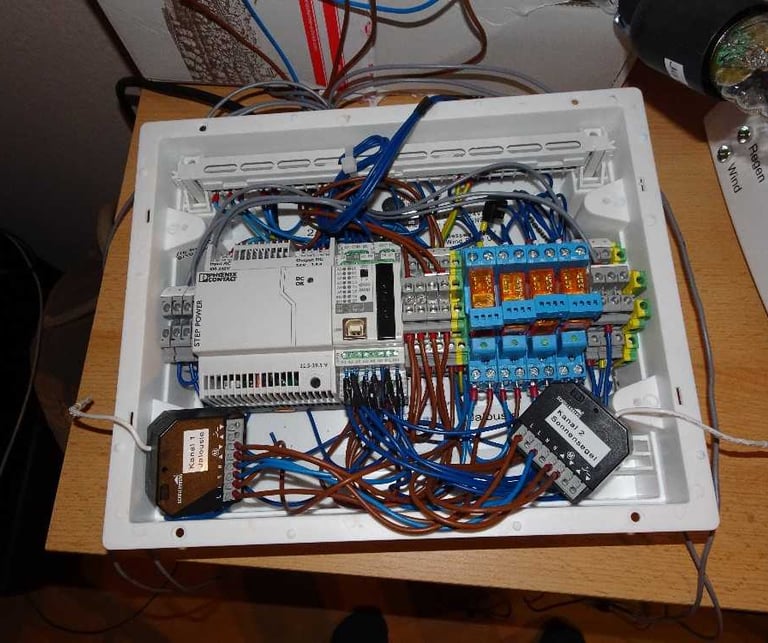 Elektrische Verdrahtung des Sonnenschutzes im Schaltschrank.