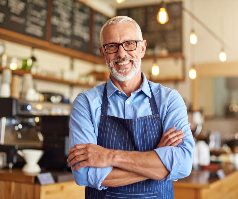 Hombre sonriente en el mostrador de una cafetería
